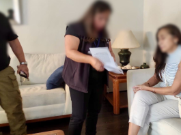 El caso León de Troya, uno de los expedientes más delicados sobre presuntos nexos entre el narcotráfico y estructuras del Estado, volvió a colocarse en el centro del escenario nacional. Esta vez, lo hizo con la detención de Tannya Varela, excomandante general de la Policía Nacional, una figura que durante años ocupó uno de los cargos más altos de la institución encargada de la seguridad interna del país.