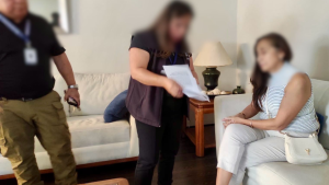 El caso León de Troya, uno de los expedientes más delicados sobre presuntos nexos entre el narcotráfico y estructuras del Estado, volvió a colocarse en el centro del escenario nacional. Esta vez, lo hizo con la detención de Tannya Varela, excomandante general de la Policía Nacional, una figura que durante años ocupó uno de los cargos más altos de la institución encargada de la seguridad interna del país.