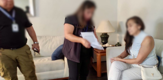 El caso León de Troya, uno de los expedientes más delicados sobre presuntos nexos entre el narcotráfico y estructuras del Estado, volvió a colocarse en el centro del escenario nacional. Esta vez, lo hizo con la detención de Tannya Varela, excomandante general de la Policía Nacional, una figura que durante años ocupó uno de los cargos más altos de la institución encargada de la seguridad interna del país.