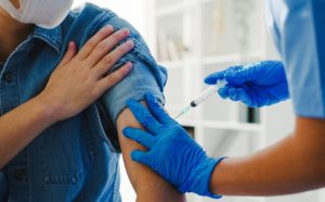 Ecuador atraviesa los meses de mayor circulación de virus respiratorios y, entre noviembre y enero, las infecciones tienden a incrementarse. Frente a este escenario epidemiológico, el Ministerio de Salud Pública (MSP) anunció una nueva jornada nacional de vacunación contra la influenza, con el objetivo de fortalecer la protección de la población más vulnerable.