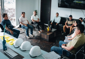 Los integrantes de la veeduría ciudadana del proyecto de Regeneración Urbana de Puyo mantuvieron una reunión de trabajo con el alcalde Germán Flores Meza y técnicos municipales, con el objetivo de coordinar acciones permanentes de seguimiento al avance y la calidad de las obras que se ejecutan en varios sectores de la ciudad.