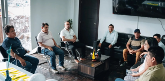 Los integrantes de la veeduría ciudadana del proyecto de Regeneración Urbana de Puyo mantuvieron una reunión de trabajo con el alcalde Germán Flores Meza y técnicos municipales, con el objetivo de coordinar acciones permanentes de seguimiento al avance y la calidad de las obras que se ejecutan en varios sectores de la ciudad.