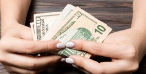 El Tribunal de Garantías Penales de Cotopaxi sentenció a cuatro años de pena privativa de libertad a Paulina M. E., tras declararla autora del delito de oferta de realizar tráfico de influencias, luego de valorar de manera integral las pruebas presentadas por la Fiscalía Provincial de Cotopaxi.