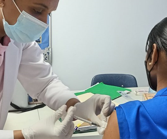 La red de vigilancia epidemiológica del Ecuador confirmó la presencia de la influenza A (H3N2) variante K, tras identificar el primer caso en la región Austro. La detección, informada oficialmente el 20 de diciembre por el Ministerio de Salud Pública, activó los mecanismos de seguimiento clínico y control sanitario previstos para este tipo de virus respiratorios.