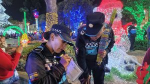 Con el cierre del año y el aumento de actividades festivas, el control de la venta de fuegos artificiales volvió a instalarse como un tema sensible en la agenda urbana. En este contexto, los Agentes de Control Municipal de Riobamba, intensificaron el fin de semana pasado, operativos permanentes para hacer cumplir la normativa vigente y frenar la comercialización informal de estos productos, considerados de alto riesgo cuando no cumplen con los estándares de seguridad.
