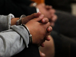 El Tribunal de Garantías Penales de Chimborazo impuso una condena de 29 años y cuatro meses de privación de libertad contra Jorge L., luego de hallarlo culpable del delito de presunta violación agravada. La sentencia se deriva de un proceso judicial en el que se comprobó que la víctima fue su hijastra, una niña que tenía apenas seis años de edad cuando comenzaron los hechos investigados, lo que configuró circunstancias de especial gravedad y activó la aplicación de sanciones más severas previstas en la ley.