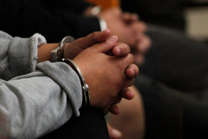 El Tribunal de Garantías Penales de Chimborazo impuso una condena de 29 años y cuatro meses de privación de libertad contra Jorge L., luego de hallarlo culpable del delito de presunta violación agravada. La sentencia se deriva de un proceso judicial en el que se comprobó que la víctima fue su hijastra, una niña que tenía apenas seis años de edad cuando comenzaron los hechos investigados, lo que configuró circunstancias de especial gravedad y activó la aplicación de sanciones más severas previstas en la ley.