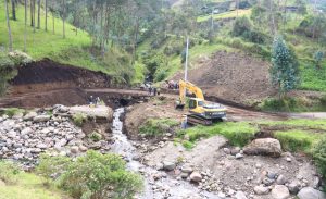 Prefectura de Bolívar inicia levantamiento topográfico para la construcción de un puente en Quilitahua.