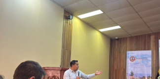 La Empresa Eléctrica Riobamba S.A. (EERSA) socializó este 23 de diciembre, los alcances del Decreto Ejecutivo N.º 32, emitido el 15 de junio de 2025, que dispone la creación obligatoria de un fideicomiso tarifario para administrar los recursos provenientes de la venta de energía eléctrica, con el fin de garantizar el pago oportuno a los generadores y fortalecer la sostenibilidad del sistema eléctrico.