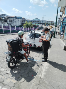 Ante el incremento de la actividad comercial y la afluencia masiva de ciudadanos por las ferias y ventas propias de la temporada navideña, la Policía Nacional ha intensificado los operativos de control y seguridad en el centro comercial de la ciudad de Puyo, con el objetivo de garantizar el orden público, la movilidad y la seguridad ciudadana.