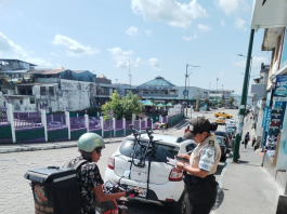 Ante el incremento de la actividad comercial y la afluencia masiva de ciudadanos por las ferias y ventas propias de la temporada navideña, la Policía Nacional ha intensificado los operativos de control y seguridad en el centro comercial de la ciudad de Puyo, con el objetivo de garantizar el orden público, la movilidad y la seguridad ciudadana.