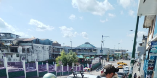 Ante el incremento de la actividad comercial y la afluencia masiva de ciudadanos por las ferias y ventas propias de la temporada navideña, la Policía Nacional ha intensificado los operativos de control y seguridad en el centro comercial de la ciudad de Puyo, con el objetivo de garantizar el orden público, la movilidad y la seguridad ciudadana.