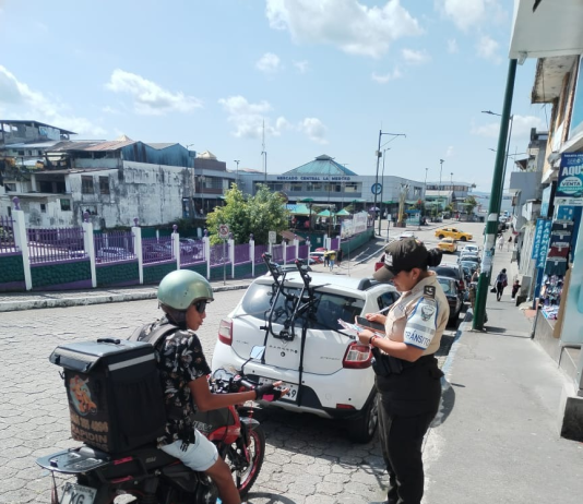 Ante el incremento de la actividad comercial y la afluencia masiva de ciudadanos por las ferias y ventas propias de la temporada navideña, la Policía Nacional ha intensificado los operativos de control y seguridad en el centro comercial de la ciudad de Puyo, con el objetivo de garantizar el orden público, la movilidad y la seguridad ciudadana.