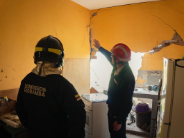 Una emergencia estructural se registró este 22 de diciembre en Riobamba luego de una deflagración en una vivienda de dos pisos, hecho que demandó la activación de los equipos del Cuerpo de Bomberos. El suceso, que dejó daños materiales, estaría vinculado al manejo inadecuado del Gas Licuado de Petróleo (GLP), reabriendo el debate sobre la seguridad en las instalaciones domésticas y la prevención de riesgos en espacios habitacionales.
