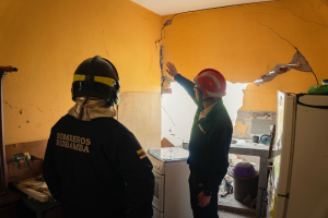 Una emergencia estructural se registró este 22 de diciembre en Riobamba luego de una deflagración en una vivienda de dos pisos, hecho que demandó la activación de los equipos del Cuerpo de Bomberos. El suceso, que dejó daños materiales, estaría vinculado al manejo inadecuado del Gas Licuado de Petróleo (GLP), reabriendo el debate sobre la seguridad en las instalaciones domésticas y la prevención de riesgos en espacios habitacionales.