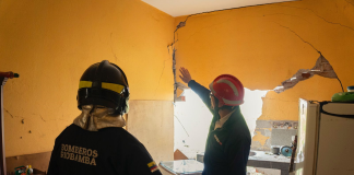 Una emergencia estructural se registró este 22 de diciembre en Riobamba luego de una deflagración en una vivienda de dos pisos, hecho que demandó la activación de los equipos del Cuerpo de Bomberos. El suceso, que dejó daños materiales, estaría vinculado al manejo inadecuado del Gas Licuado de Petróleo (GLP), reabriendo el debate sobre la seguridad en las instalaciones domésticas y la prevención de riesgos en espacios habitacionales.