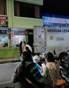 Un hecho que mantiene en alerta a las autoridades se registró la tarde del 2 de diciembre, en un edificio ubicado en las calles Primera Constituyente y Loja, en Riobamba. Una joven de 23 años fue encontrada sin vida en su domicilio, según confirmaron unidades policiales que atendieron la emergencia.