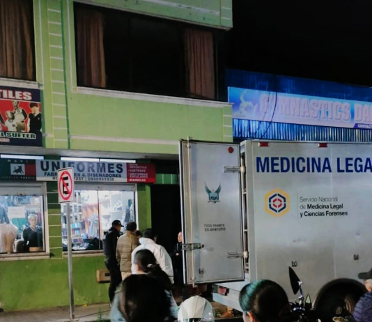 Un hecho que mantiene en alerta a las autoridades se registró la tarde del 2 de diciembre, en un edificio ubicado en las calles Primera Constituyente y Loja, en Riobamba. Una joven de 23 años fue encontrada sin vida en su domicilio, según confirmaron unidades policiales que atendieron la emergencia.