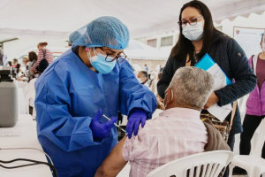 La campaña nacional de vacunación contra la influenza ya se desarrolla en todo el Ecuador y, desde este 24 de diciembre, alcanza a toda la población, sin distinción de edad o condición médica. La medida, impulsada por el Ministerio de Salud Pública (MSP), forma parte de una estrategia preventiva para reducir el impacto de los virus respiratorios que circulan durante esta temporada.