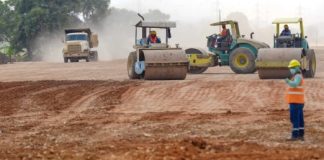 Luego del cruce de declaraciones sobre presuntos retrasos, desembolsos incompletos y discrepancias técnicas en el avance del Quinto Puente, el Gobierno y la Prefectura del Guayas sostuvieron este viernes 5 de diciembre una reunión de trabajo en la zona del proyecto.