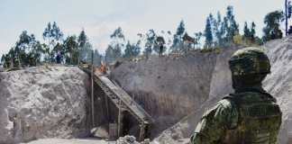 La explotación ilegal de recursos naturales continúa siendo una problemática en la provincia de Chimborazo. Esta vez, una intervención militar ejecutada en la parroquia rural Cubijíes, en el cantón Riobamba, permitió desarticular una mina clandestina dedicada a la extracción de material pétreo, actividad que se desarrollaba al margen de la normativa legal y que representaba una seria amenaza para el equilibrio ambiental, el ordenamiento territorial y la seguridad de las comunidades cercanas.