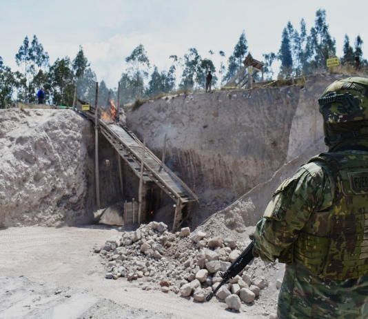 La explotación ilegal de recursos naturales continúa siendo una problemática en la provincia de Chimborazo. Esta vez, una intervención militar ejecutada en la parroquia rural Cubijíes, en el cantón Riobamba, permitió desarticular una mina clandestina dedicada a la extracción de material pétreo, actividad que se desarrollaba al margen de la normativa legal y que representaba una seria amenaza para el equilibrio ambiental, el ordenamiento territorial y la seguridad de las comunidades cercanas.
