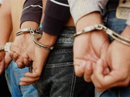 Este 29 de diciembre, la justicia dictó la pena máxima agravada contra tres hombres involucrados en un violento asesinato ocurrido en la avenida 9 de Octubre, en Riobamba. El hecho, que dejó una víctima mortal y dos personas gravemente heridas, evidencia cómo una disputa aparentemente cotidiana escaló hasta convertirse en una tragedia irreversible.