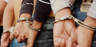 Este 29 de diciembre, la justicia dictó la pena máxima agravada contra tres hombres involucrados en un violento asesinato ocurrido en la avenida 9 de Octubre, en Riobamba. El hecho, que dejó una víctima mortal y dos personas gravemente heridas, evidencia cómo una disputa aparentemente cotidiana escaló hasta convertirse en una tragedia irreversible.