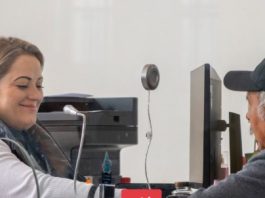 El anuncio del Municipio de Riobamba sobre la suspensión temporal de los trámites de transferencia de dominio vuelve a poner sobre la mesa una práctica recurrente en la administración pública local. Hasta el 8 de diciembre de 2025, estos procesos se receptarán únicamente a través de la plataforma Riobamba Participa, mientras que la atención presencial y la tramitación regular se retomarán recién el 5 de enero de 2026.