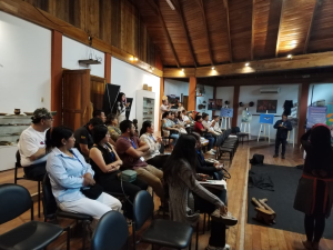 Técnicos del Ministerio del Ambiente desarrollaron un taller especializado de Biocomunicación dirigido a periodistas, comunicadores comunitarios y guardaparques, con el objetivo de fortalecer las capacidades narrativas para abordar los problemas ambientales que afectan a la Amazonía ecuatoriana. La jornada se centró en la construcción de relatos responsables sobre la contaminación, la pérdida de biodiversidad y las amenazas que enfrentan los ecosistemas amazónicos.