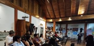 Técnicos del Ministerio del Ambiente desarrollaron un taller especializado de Biocomunicación dirigido a periodistas, comunicadores comunitarios y guardaparques, con el objetivo de fortalecer las capacidades narrativas para abordar los problemas ambientales que afectan a la Amazonía ecuatoriana. La jornada se centró en la construcción de relatos responsables sobre la contaminación, la pérdida de biodiversidad y las amenazas que enfrentan los ecosistemas amazónicos.