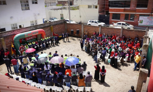 El cantón Guamote fue escenario este miércoles 2 de diciembre del 2025 del inicio de una nueva obra que busca mejorar la infraestructura local y proyectar un crecimiento sostenido para sus habitantes. Autoridades municipales y varios ciudadanos participaron del acto simbólico de colocación de los primeros cimientos, evento que marca el arranque oficial del proyecto.