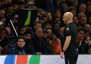 La International Football Association Board (IFAB), el organismo que define las reglas del fútbol a nivel global, analiza un paquete de modificaciones que podría transformar la manera en que se revisan jugadas en el Mundial.