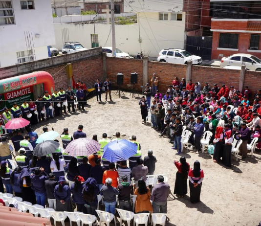 El cantón Guamote fue escenario este miércoles 2 de diciembre del 2025 del inicio de una nueva obra que busca mejorar la infraestructura local y proyectar un crecimiento sostenido para sus habitantes. Autoridades municipales y varios ciudadanos participaron del acto simbólico de colocación de los primeros cimientos, evento que marca el arranque oficial del proyecto.