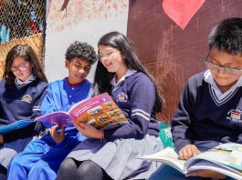 El Ministerio de Educación, Deporte y Cultura confirmó que el periodo oficial de vacaciones para el sistema educativo se cumplirá del 26 de diciembre de 2025 al 4 de enero de 2026, de acuerdo con los feriados nacionales establecidos por el Gobierno. Las actividades escolares se retomarán el lunes 5 de enero en las instituciones fiscales, mientras que los planteles particulares, fiscomisionales y municipales podrán adecuar su propio calendario, respetando los 200 días obligatorios de clases.