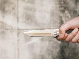 El sistema de justicia penal para adolescentes infractores dictó una sentencia de ocho años de internamiento preventivo contra un adolescente declarado responsable del asesinato de Félix Hugo I. G., ocurrido el 2 de marzo de 2025 en el cantón Las Naves, provincia de Bolívar. Además de la medida privativa de libertad, el juez dispuso la aplicación de medidas socioeducativas, seguimiento psicológico y acompañamiento institucional, conforme a lo dispuesto en el Código de la Niñez y Adolescencia.