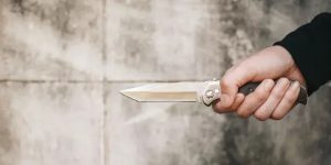 El sistema de justicia penal para adolescentes infractores dictó una sentencia de ocho años de internamiento preventivo contra un adolescente declarado responsable del asesinato de Félix Hugo I. G., ocurrido el 2 de marzo de 2025 en el cantón Las Naves, provincia de Bolívar. Además de la medida privativa de libertad, el juez dispuso la aplicación de medidas socioeducativas, seguimiento psicológico y acompañamiento institucional, conforme a lo dispuesto en el Código de la Niñez y Adolescencia.