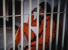 El Tribunal de Garantías Penales de Chimborazo sentenció este 10 de diciembre, a trece años de privación de libertad a Josselyn H. V., tras determinar su responsabilidad en el homicidio de su pareja, ocurrido el 9 de noviembre de 2024 en el sector San Antonio del Aeropuerto, al norte de Riobamba.