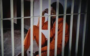 El Tribunal de Garantías Penales de Chimborazo sentenció este 10 de diciembre, a trece años de privación de libertad a Josselyn H. V., tras determinar su responsabilidad en el homicidio de su pareja, ocurrido el 9 de noviembre de 2024 en el sector San Antonio del Aeropuerto, al norte de Riobamba.