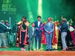 La noche del 10 de diciembre se llevó a cabo el lanzamiento oficial de la Fiesta del Divino Niño Rey de Reyes 2026, una de las expresiones religiosas y culturales más representativas de Riobamba. El acto se desarrolló en el histórico Teatro León, donde autoridades, priostes, delegaciones comunitarias y representantes de los medios conocieron la programación que acompañará el inicio de la festividad.