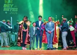 La noche del 10 de diciembre se llevó a cabo el lanzamiento oficial de la Fiesta del Divino Niño Rey de Reyes 2026, una de las expresiones religiosas y culturales más representativas de Riobamba. El acto se desarrolló en el histórico Teatro León, donde autoridades, priostes, delegaciones comunitarias y representantes de los medios conocieron la programación que acompañará el inicio de la festividad.