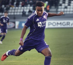 Oscar Zambrano, futbolista ecuatoriano volvió a aparecer en el área rival, un día después del sorteo para el Mundial 2026, el ecuatoriano firmó su primer gol oficial en Europa con la camiseta del Maribor.