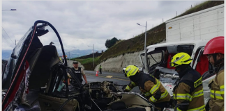 Según los primeros reportes, el artista conducía un vehículo liviano cuando un camión lo impactó de manera violenta. Las unidades de emergencia que acudieron al sitio confirmaron que no había signos vitales. Personal de Bomberos, Policía Nacional y equipos de rescate trabajaron en el levantamiento y en el control del tráfico, mientras peritos analizaban la posición de los vehículos y los rastros del impacto. Morocho era considerado parte de la nueva generación de intérpretes del género chichero. En poco tiempo había construido un público fiel gracias a su estilo energético, sus coreografías y una presencia escénica que lo llevó a ser conocido como el “Príncipe del Popular Pop”. Su agenda lo mantenía en constante movimiento: barrios, ferias, festivales y eventos comunitarios en distintas provincias de la Sierra. Para sus seguidores, su propuesta combinaba la estética moderna con la esencia tradicional del popular ecuatoriano. Era, para muchos, la prueba de que el género podía reinventarse sin perder su raíz. La noticia de su fallecimiento se expandió rápidamente entre colegas y amigos cercanos, desde entonces, músicos del género tropical y de la escena popular han expresado su dolor, recordando su carisma, su disciplina y la cercanía que mantenía con quienes lo acompañaban en cada presentación. La Fiscalía y el Servicio de Investigación de Accidentes de Tránsito desarrollan pericias técnicas para determinar la dinámica del siniestro. En la escena se recolectaron indicios mecánicos y se realizó el análisis de huellas de frenado, trayectorias y posibles fallas de los vehículos involucrados. En redes sociales, la última publicación del cantante un video acompañado de la frase “¿Te gustó mi caída? Pues siéntate en primera fila” ha sido inundada por comentarios de despedida. Para muchos fanáticos, su repentina partida deja un vacío difícil de llenar en los escenarios populares.(