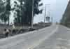 Se reabre parcialmente la vía Guano–Riobamba mientras continúa la obra de ampliación El Gobierno Autónomo Descentralizado Municipal del cantón Guano comunicó que uno de los principales accesos hacia Riobamba ya se encuentra operativo de manera parcial, una medida que busca aliviar el tráfico y asegurar la movilidad de quienes participan en las actividades culturales, religiosas y turísticas propias de estas fechas. Pese a esta reapertura, las autoridades precisaron que la intervención en la vía continúa.