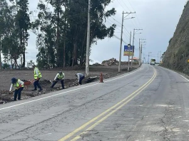 El Gobierno Autónomo Descentralizado Municipal del cantón Guano comunicó que uno de los principales accesos hacia Riobamba ya se encuentra operativo de manera parcial, una medida que busca aliviar el tráfico y asegurar la movilidad de quienes participan en las actividades culturales, religiosas y turísticas propias de estas fechas. Pese a esta reapertura, las autoridades precisaron que la intervención en la vía continúa.