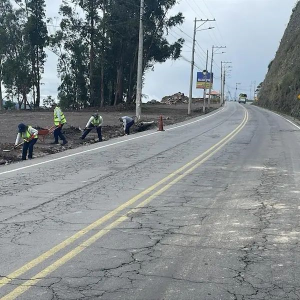 El Gobierno Autónomo Descentralizado Municipal del cantón Guano comunicó que uno de los principales accesos hacia Riobamba ya se encuentra operativo de manera parcial, una medida que busca aliviar el tráfico y asegurar la movilidad de quienes participan en las actividades culturales, religiosas y turísticas propias de estas fechas. Pese a esta reapertura, las autoridades precisaron que la intervención en la vía continúa.