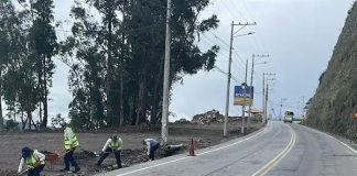 El Gobierno Autónomo Descentralizado Municipal del cantón Guano comunicó que uno de los principales accesos hacia Riobamba ya se encuentra operativo de manera parcial, una medida que busca aliviar el tráfico y asegurar la movilidad de quienes participan en las actividades culturales, religiosas y turísticas propias de estas fechas. Pese a esta reapertura, las autoridades precisaron que la intervención en la vía continúa.