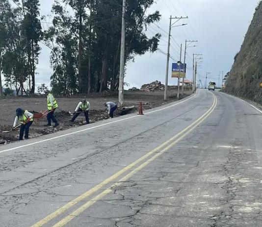 El Gobierno Autónomo Descentralizado Municipal del cantón Guano comunicó que uno de los principales accesos hacia Riobamba ya se encuentra operativo de manera parcial, una medida que busca aliviar el tráfico y asegurar la movilidad de quienes participan en las actividades culturales, religiosas y turísticas propias de estas fechas. Pese a esta reapertura, las autoridades precisaron que la intervención en la vía continúa.