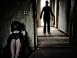 La justicia de Alausí inició un proceso penal contra Julio L., investigado por su presunta participación en el delito de violación en perjuicio de una adolescente con discapacidad intelectual. Durante la audiencia de formulación de cargos, la jueza Multicompetente dispuso medidas cautelares alternativas a la prisión, entre ellas la prohibición de salida del país y la presentación periódica cada ocho días, mientras se desarrolla la instrucción fiscal que tendrá una duración de noventa días.