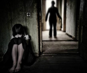 La justicia de Alausí inició un proceso penal contra Julio L., investigado por su presunta participación en el delito de violación en perjuicio de una adolescente con discapacidad intelectual. Durante la audiencia de formulación de cargos, la jueza Multicompetente dispuso medidas cautelares alternativas a la prisión, entre ellas la prohibición de salida del país y la presentación periódica cada ocho días, mientras se desarrolla la instrucción fiscal que tendrá una duración de noventa días.